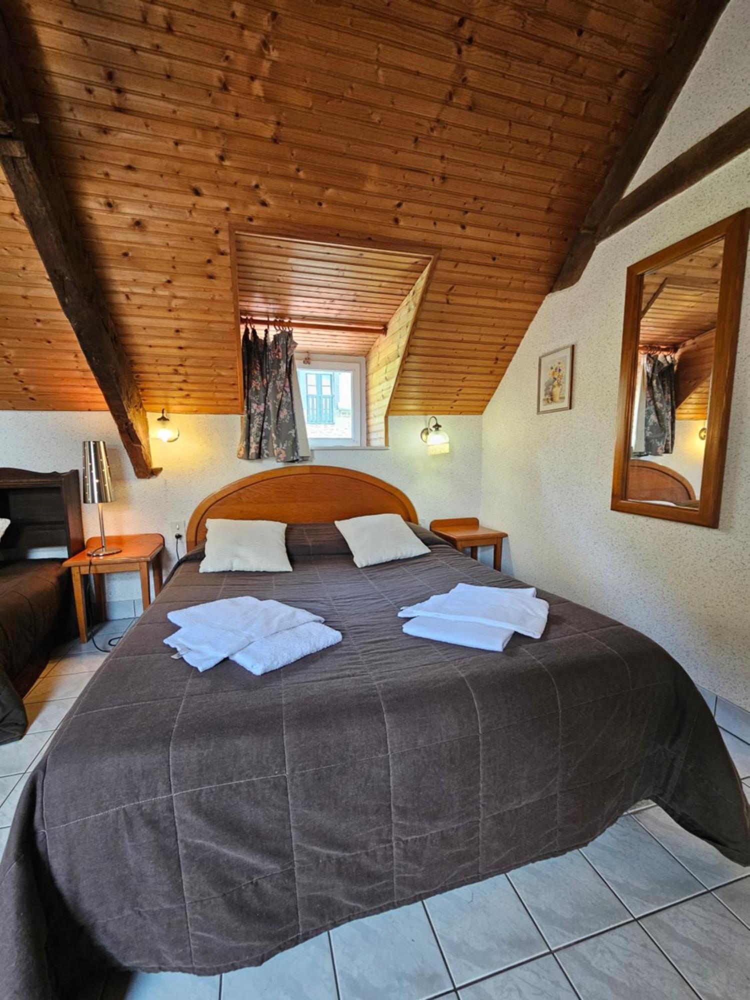 L'Auberge De La Porte Saint-Jouan-des-Guérets Oda fotoğraf