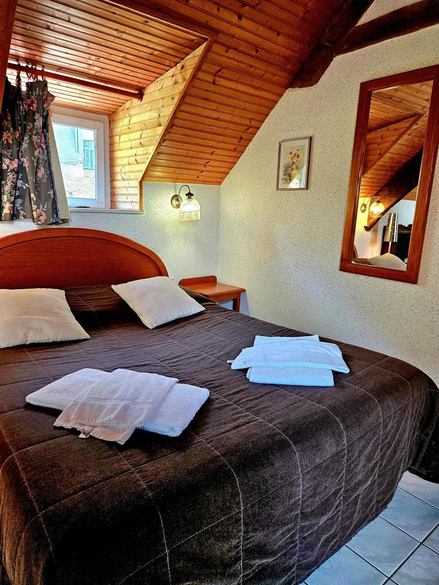 L'Auberge De La Porte Saint-Jouan-des-Guérets Oda fotoğraf